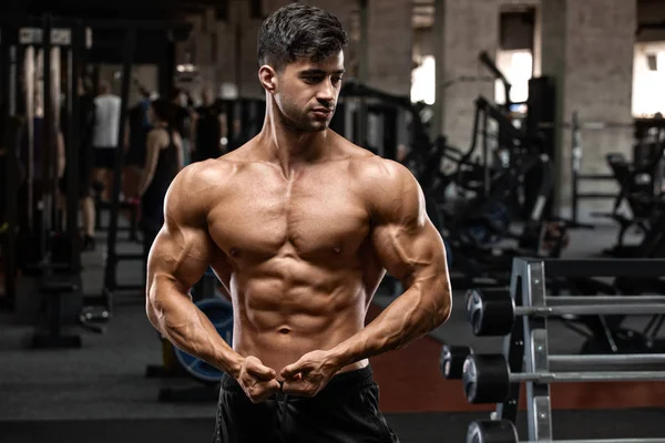 Homme En Tenue De Sport Séance D'entraînement Et Sourire à La Gym. Détails  De Musculation Fitness Et Mode De Vie Sain Photo stock - Image du  bodybuilder, bras: 208271198