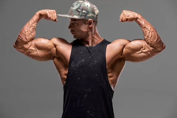 Hombre Musculoso Mostrando Músculos Aislados Fondo Negro Varón Fuerte Con —  Fotos de Stock