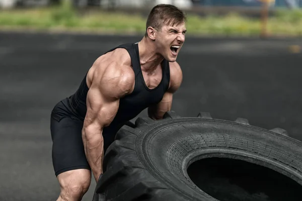 Muskulöser Mann Der Freien Einem Umkippenden Reifen Arbeitet Starkes Männliches — Stockfoto