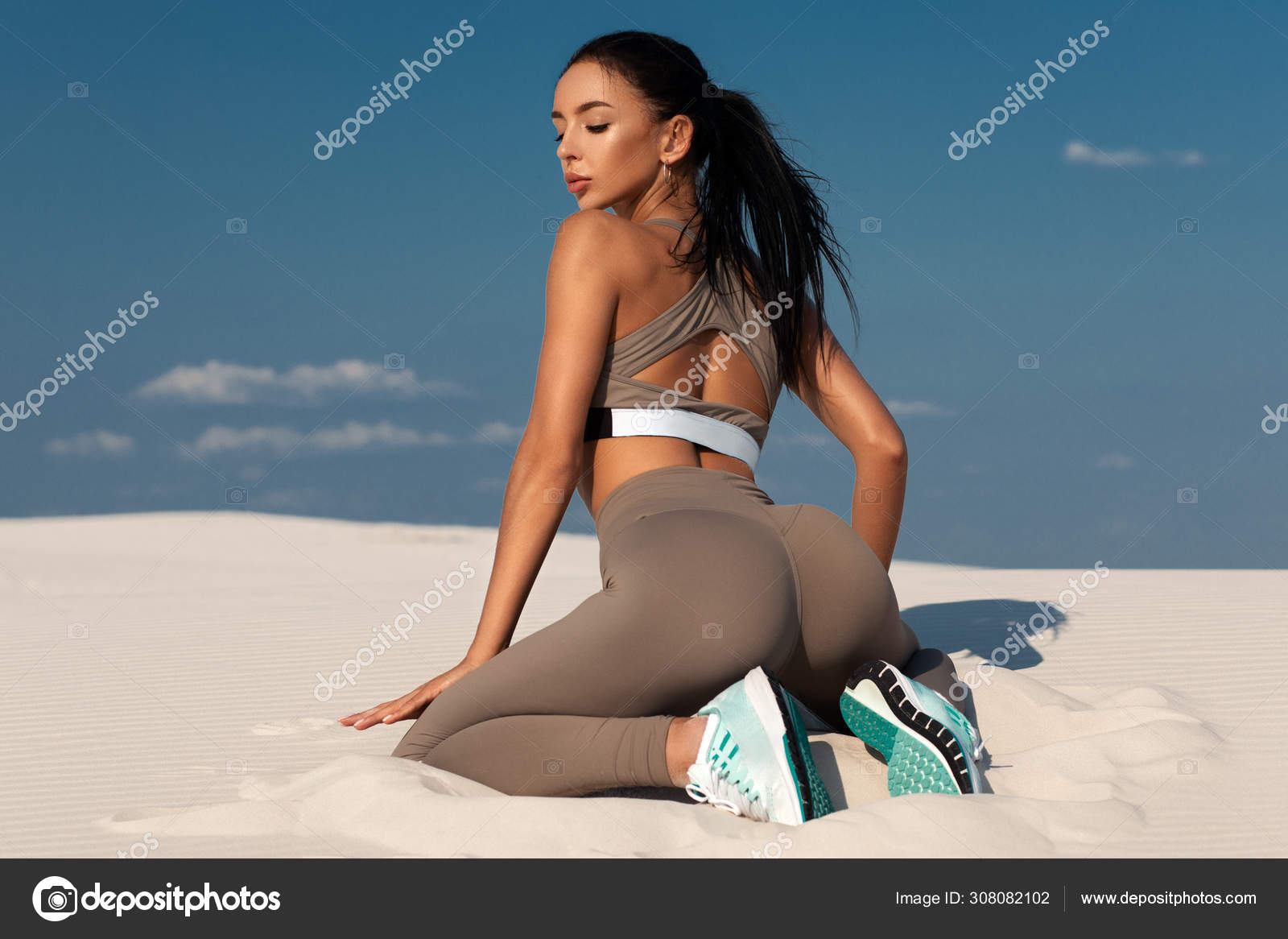 Beautiful Athletic Girl Sportswear Sexy Butt Leggings Fitness