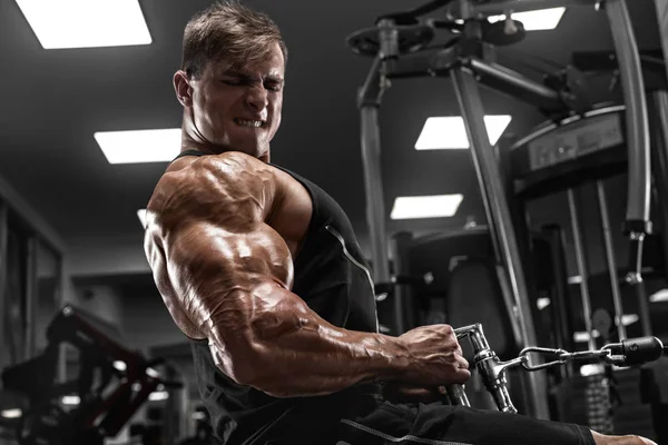 ジムで筋肉質の男のトレーニング 背中のための運動を行う 強い男性 — ストック写真