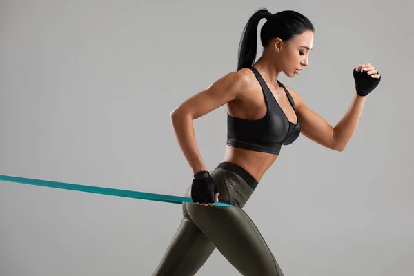 Fitness Kobieta Pomocą Zespołu Oporu Jej Wykonywania Rutynowych Seksowna Atletyczna — Zdjęcie stockowe