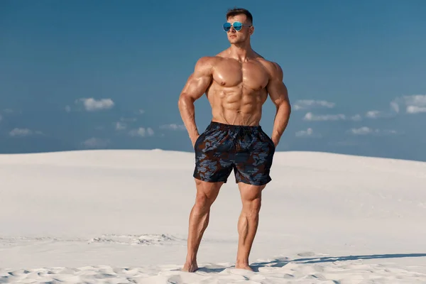 Muskulöser Mann Strand Starke Männliche Nackte Oberkörper Abs Freien — Stockfoto