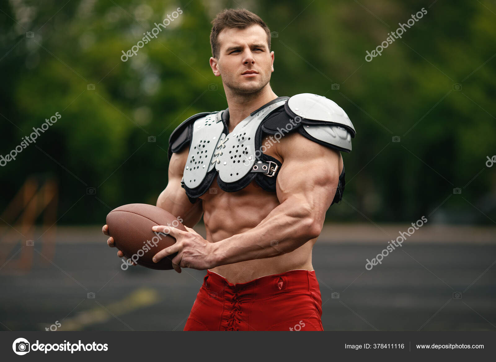 アメリカンフットボールのスポーツマン 筋肉マン ストック写真 C Nikolas Jkd