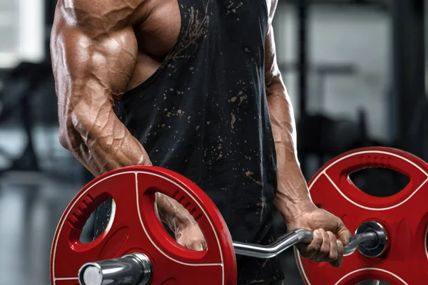 Muskulös Man Gymmet Gör Övningar För Biceps Träna Stark Kroppsbyggare — Stockfoto