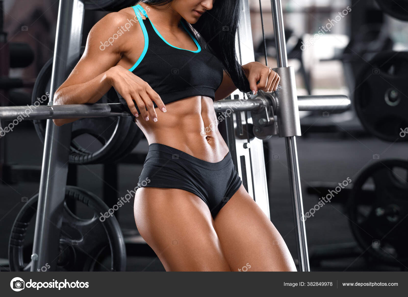 Mujer Fitness Mostrando Abdominales Vientre Plano Gimnasio Hermosa