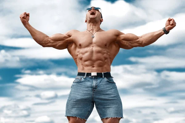 Muscular Man Showing Muscles Sky Background Strong Male Naked Torso — Stock Photo, Image