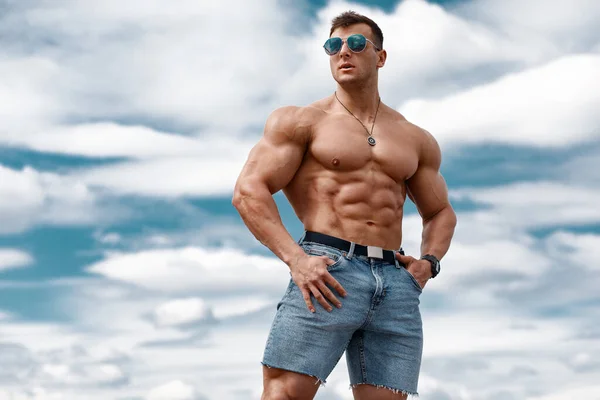 Muskulös Man Visar Muskler Himlen Bakgrund Starka Manliga Nakna Bål — Stockfoto
