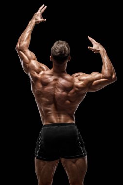Siyah arka planda izole edilmiş, sırt kaslarını gösteren kaslı bir adam. Güçlü erkek çıplak gövde