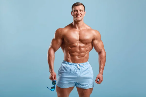 Όμορφος Μυώδης Άντρας Γυμνός Κοιλιακός Απομονωμένος Μπλε Φόντο Fitness Ανδρικό — Φωτογραφία Αρχείου