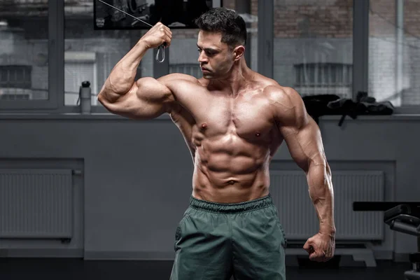 Muskelkräftiger Mann Beim Training Fitnessstudio Starker Männlicher Nackter Oberkörper — Stockfoto