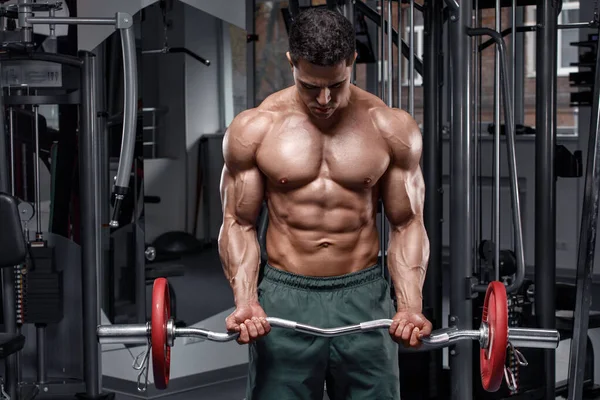 肌肉男在健身房锻炼 强壮的男性赤身裸体 — 图库照片