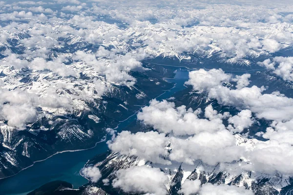 Vista Aérea Sobre Montañas Nieve Kinbasket Lake Columbia Británica Canadá —  Fotos de Stock