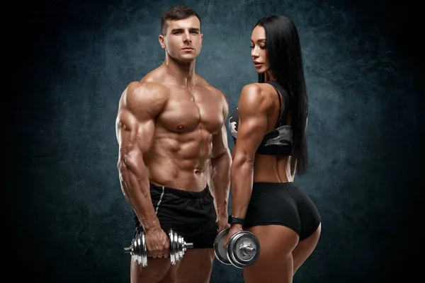 Treino Casal Desportivo Com Halteres Homem Muscular Mulher Mostrando Músculos — Fotografia de Stock