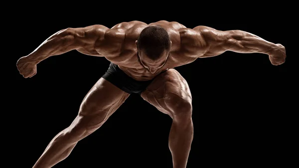 肌肉男子显示肌肉 孤立在黑色背景 强壮的雄性 手臂伸出来 — 图库照片