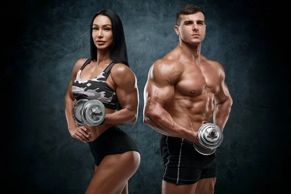Sporty Par Træning Med Håndvægte Muskelmand Kvinde Der Viser Muskler - Stock-foto