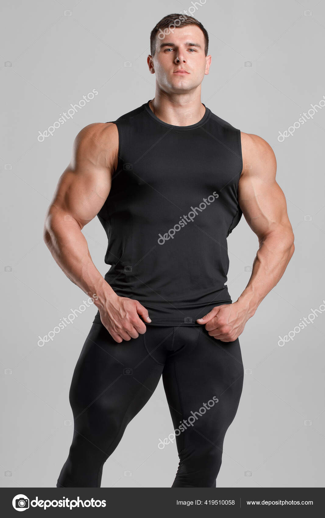 Hombre Musculoso Ropa Deportiva Compresión Negra Sobre Fondo Gris