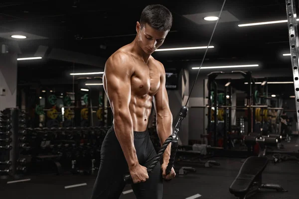 Hombre Muscular Haciendo Ejercicio Gimnasio Haciendo Ejercicios Para Tríceps Fuertes —  Fotos de Stock