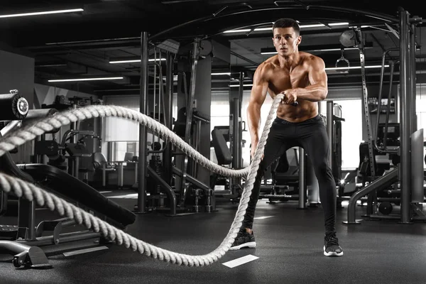 Gespierde Man Aan Het Trainen Met Zware Touwen Sportschool Sterke — Stockfoto