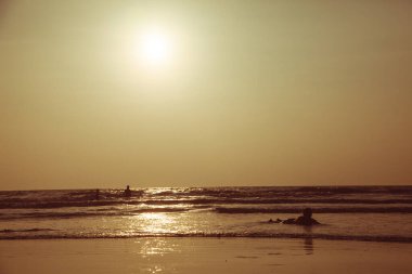 İnsanların silueti gün batımında Hindistan 'da