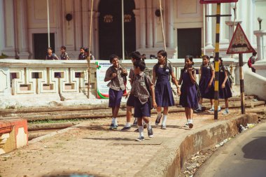 INDIA, GOA - dolayısı ile 2012: Kimliği belirlenemeyen, üniforma giymiş Hindu okul çocukları dersten sonra evlerine gidiyor