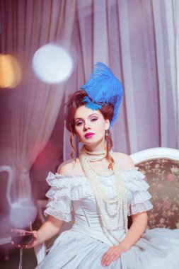 Marie Antoinette tarzında kapalı bir çekim.