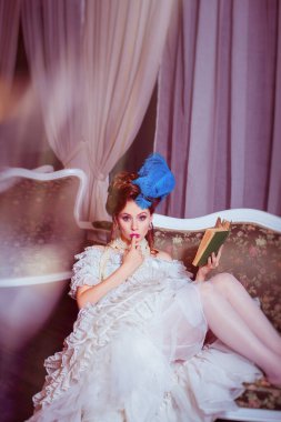 Marie Antoinette tarzında kapalı bir çekim.