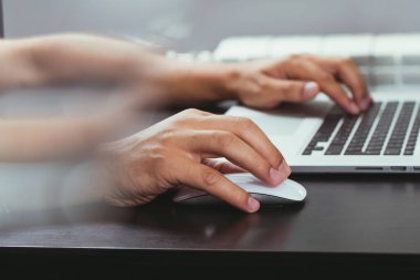 Ofisteki masadaki bilgisayar klavyesini kullanarak iş adamını kapat