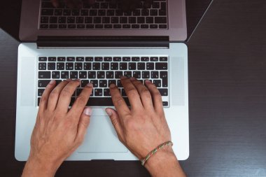 Ofisteki masadaki bilgisayar klavyesini kullanarak iş adamını kapat