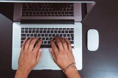 Ofisteki masadaki bilgisayar klavyesini kullanarak iş adamını kapat