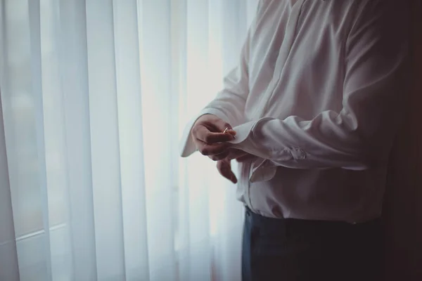 Hombre Camisa Blanca Los Gemelos Del Vestido Ventana — Foto de Stock