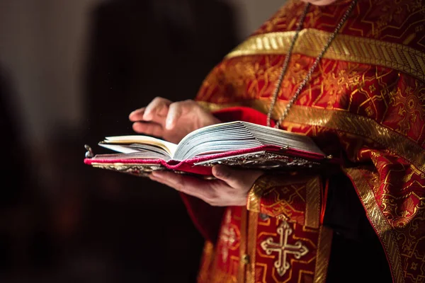 Prêtre Dans Église — Photo