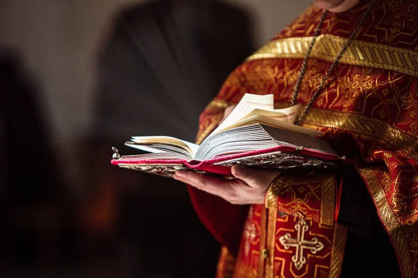 Prêtre Dans Église — Photo