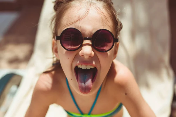 Enfant Fille Dans Piscine Avec Cocktail Montre Langue Bleue — Photo