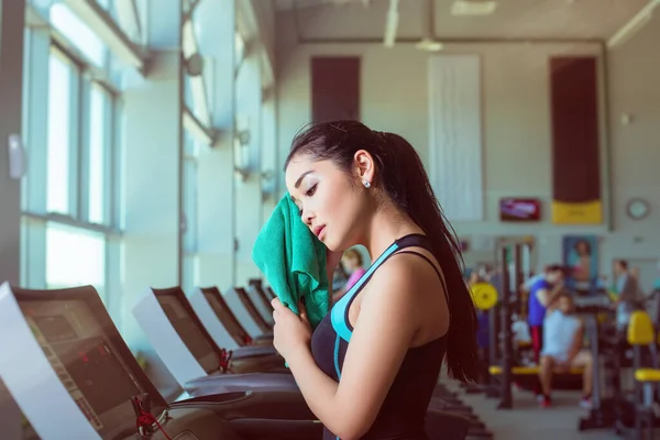 Atractiva Chica Asiática Corriendo Cinta Correr Gimnasio Con Toalla Después — Foto de Stock