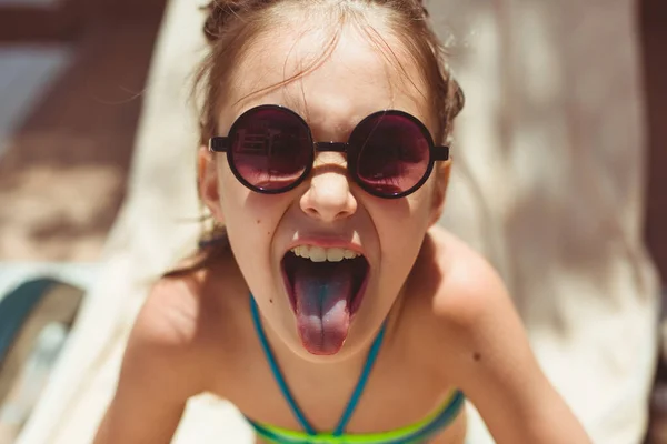Dítě Dívka Bazénu Koktejlem Ukazuje Modrý Jazyk Stock Obrázky