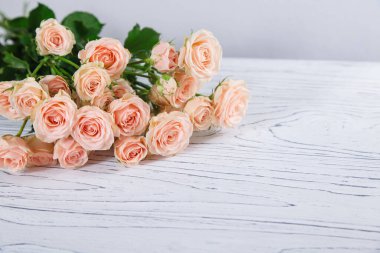 Ahşap masanın üzerinde pembe güller olan arka plan.