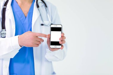 Akıllı telefonu işaret eden erkek doktoru kapat.