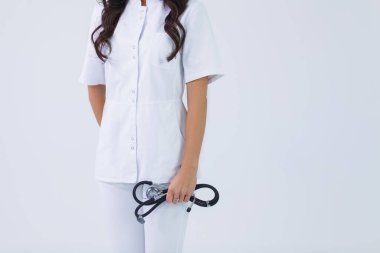 Steteskoplu bir doktor hastanede.