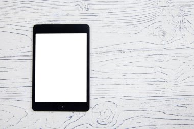 Eski ahşap masa arka planında dijital tablet