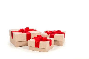 Kırmızı kurdeleli geri dönüşümlü kağıda sarılmış hediye kutusu 