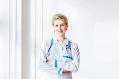 Boynunda steteskopla kameraya bakan bir doktor. 