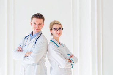 İki çekici doktorun portresi.