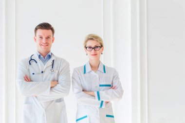 İki çekici doktorun portresi.