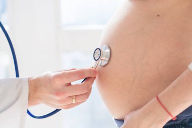 Sağlık, Sağlık: Hamile bir kadını muayene eden doktor.
