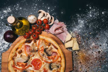 Jambonlu, mantarlı, domatesli lezzetli pizza.