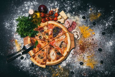 Lezzetli pizza altı farklı tat verir.