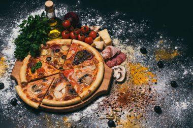 Lezzetli pizza altı farklı tat verir.