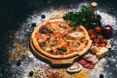 Lezzetli pizza altı farklı tat verir.