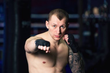 Spor: Erkek boksör boks salonunda tekme pratiği yapıyor.